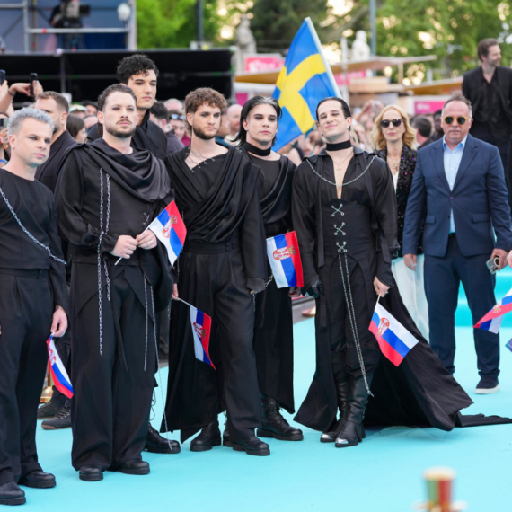 "Lavina" prodefilovala Bečom za početak Evrovizije: Srpska trobojka se vijorila na tirkiznom tepihu FOTO/VIDEO