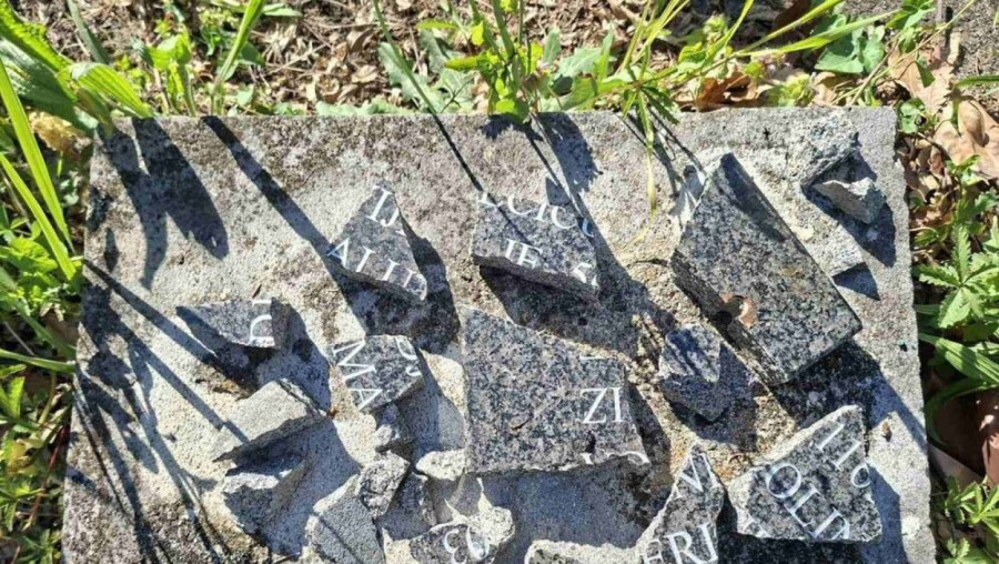 Sramno: Ponovo uništena spomen-ploča žrtvama fašizma u Sloboštini – među ubijenima i deca FOTO