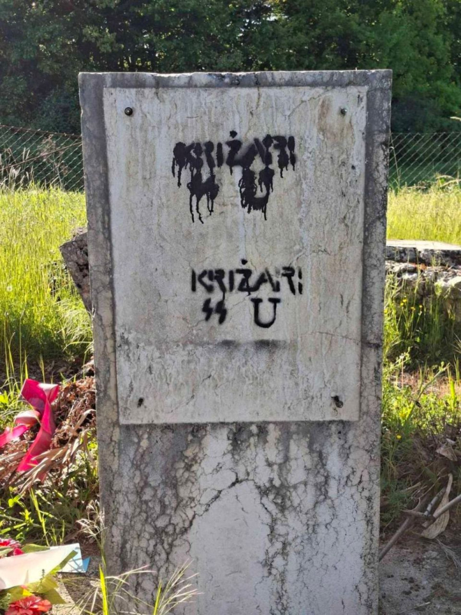 Sramno: Ponovo uništena spomen-ploča žrtvama fašizma u Sloboštini – među ubijenima i deca FOTO