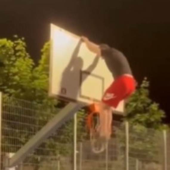 Blokaderi ruše sve pred sobom; Jedan se popeo na tablu i razvalio koš VIDEO