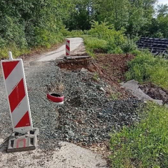 Pokrenuto užasno klizište na loklanom putu kod Čačka, meštani u strahu za bezbednost