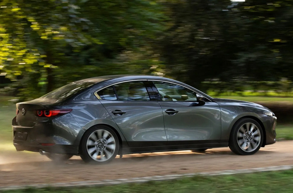 Mazda tiho unapredila trojku: Nove tehnologije stižu bez velikih promena dizajna FOTO