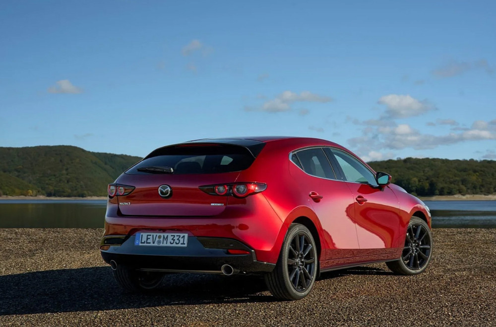 Mazda tiho unapredila trojku: Nove tehnologije stižu bez velikih promena dizajna FOTO