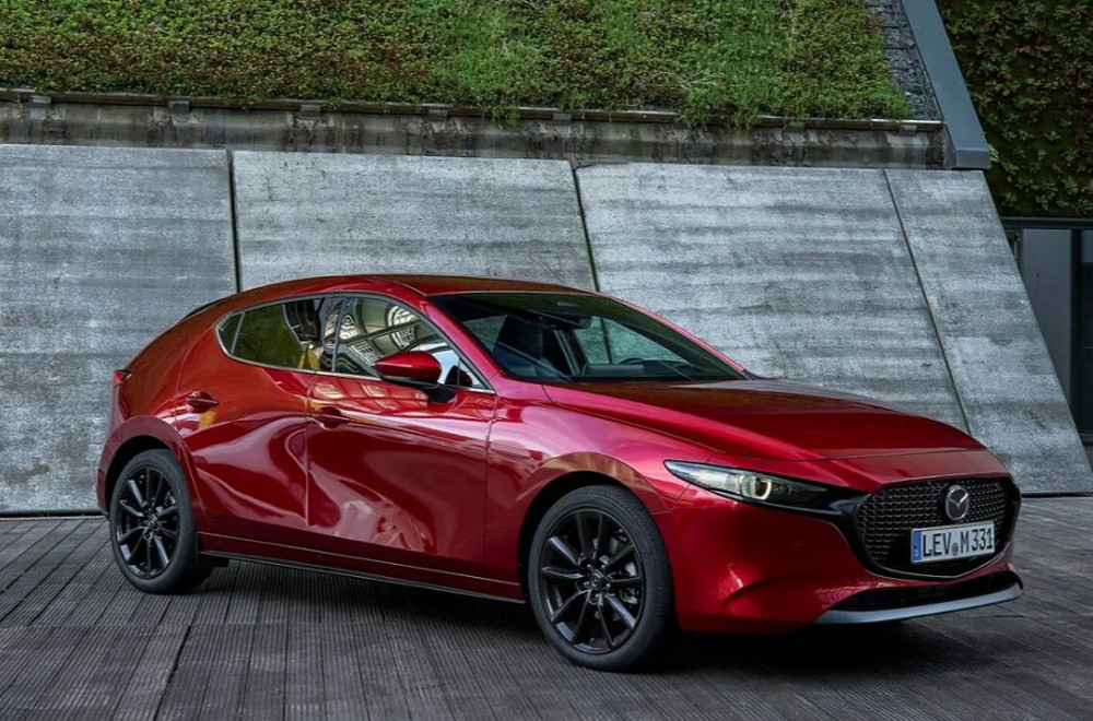 Mazda tiho unapredila trojku: Nove tehnologije stižu bez velikih promena dizajna FOTO