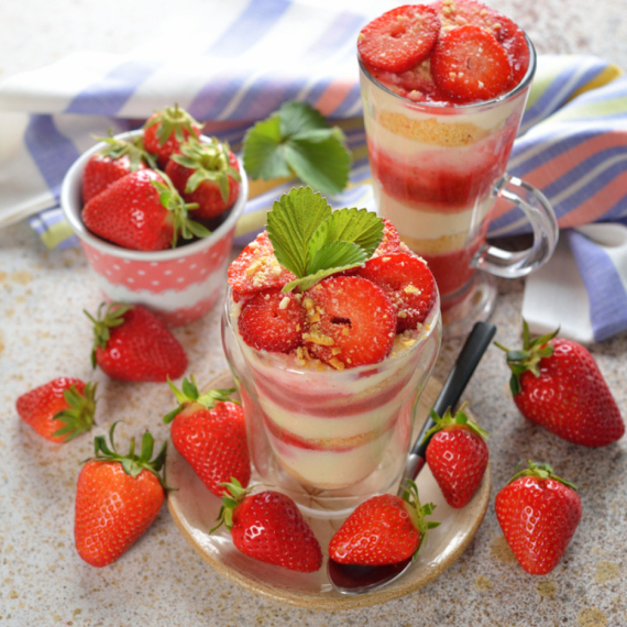 Najbrži recept za ukusni desert iz čaše: Pripremite jagode i još nešto...