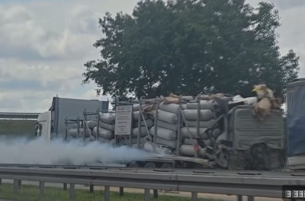 Težak udes kod Stare Pazove; Preminuo vozač kamiona