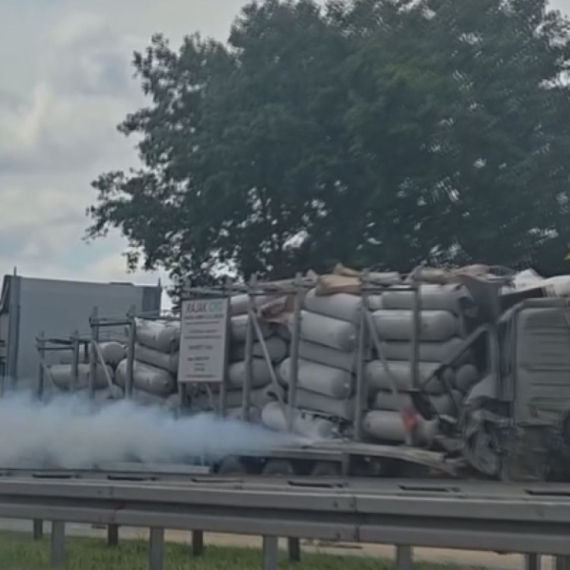 Težak udes kod Stare Pazove; Preminuo vozač kamiona