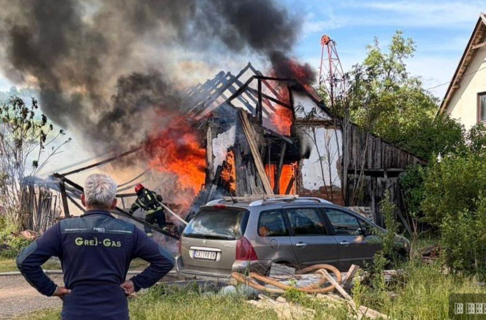 Vatrena stihija: Gori pomoćni objekat u Gornjoj Gorevnici; Meštani pomažu u gašenju vatre