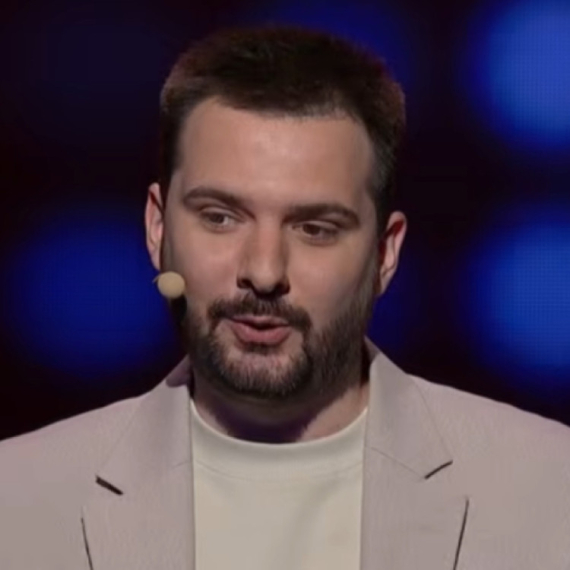 Skandal u "Poteri": Milan Bukvić ismejao SPC i pravoslavne sveštenike, javnost zgrožena njegovom izjavom