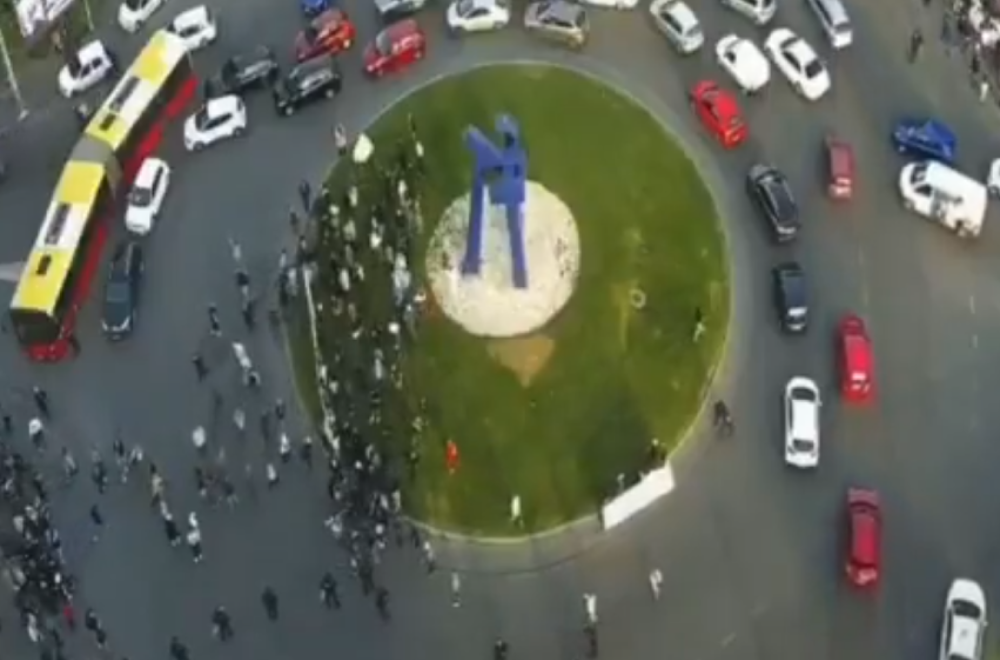 Šaka blokadera na Bogosloviji: Zaustavili saobraćaj, maltretirali građane, uništavali travnjak VIDEO