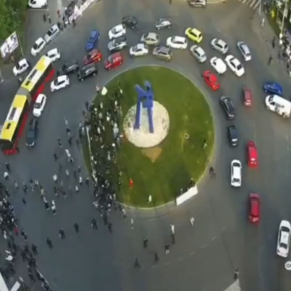 Mali broj blokadera na Bogosloviji: Zaustavili saobraćaj, maltretirali građane, uništavali travnjak VIDEO