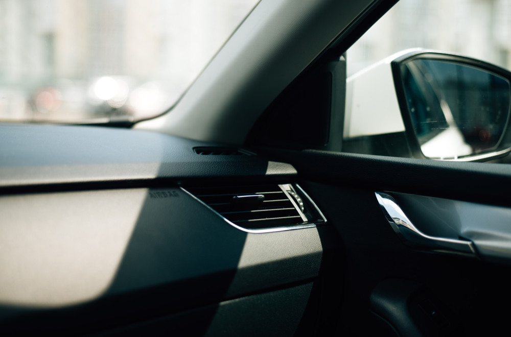 Miris novog automobila mnogima prija, ali stručnjaci upozoravaju da može da bude štetan