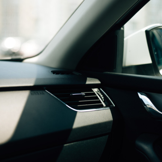 Miris novog automobila mnogima prija, ali stručnjaci upozoravaju da može da bude štetan