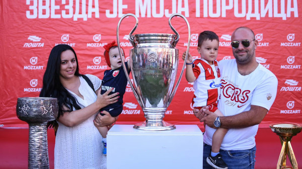 Zvezda nagrađuje učlanjene porodice dresom na proslavi titule