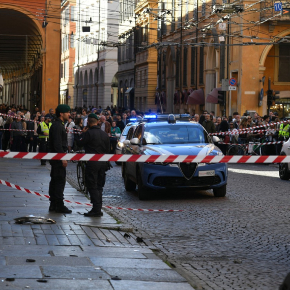 Horor u Italiji: Kolima uleteo u masu; Tokom bekstva izbo prolaznika; Mnogo povređenih FOTO/VIDEO