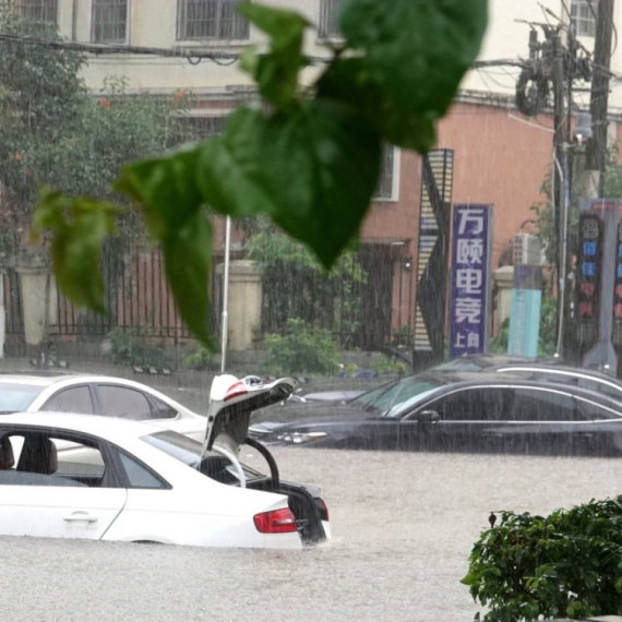 Strašne scene poplava: Vozila plutaju, most odnesen, ljudi zarobljeni VIDEO