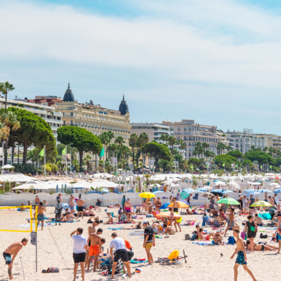 Kako izgleda popularno letovalište mimo Filmskog festivala: Luksuz, gužve i plaže kao centar društvenog života