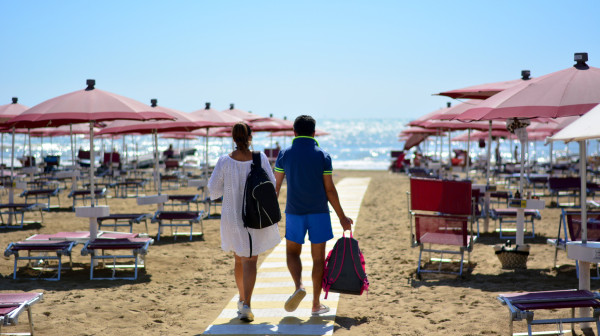 Popularna destinacija na Jadranu zabranila pušenje na plaži: Drastične mere od ove sezone