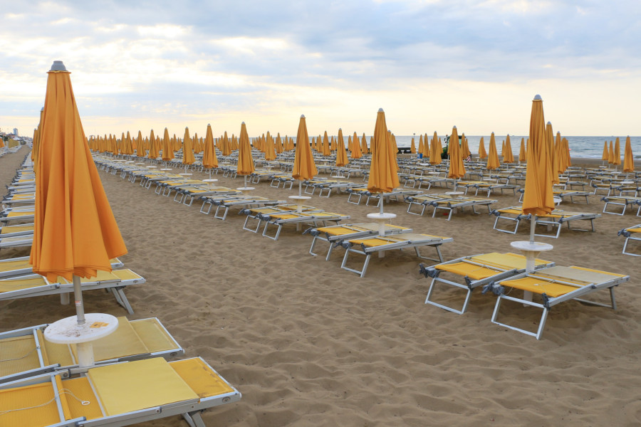 Popularna destinacija na Jadranu zabranila pušenje na plaži: Drastične mere od ove sezone