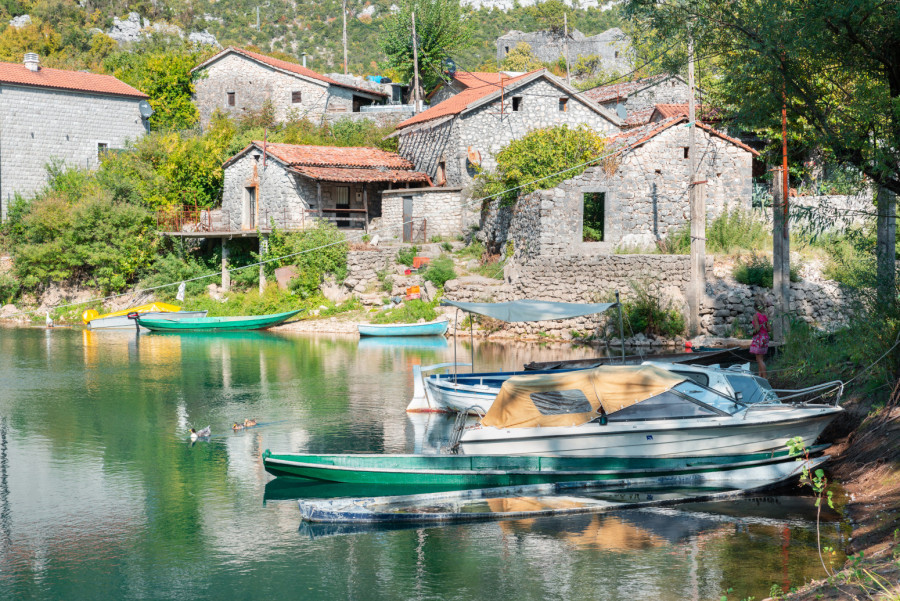 Skriveno selo u Crnoj Gori izgleda kao raj na zemlji: Magični prizori na obali Skadarskog jezera FOTO