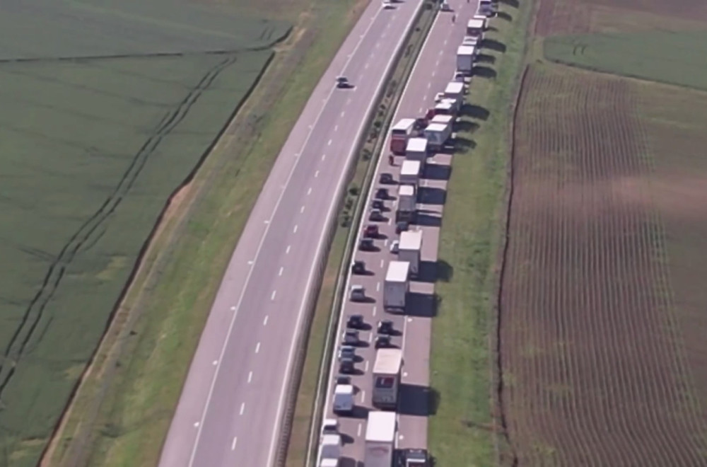 Kolaps na auto-putu Subotica–Novi Sad; Prevrnuo se kamion – formiraju se kilometarske kolone FOTO/VIDEO