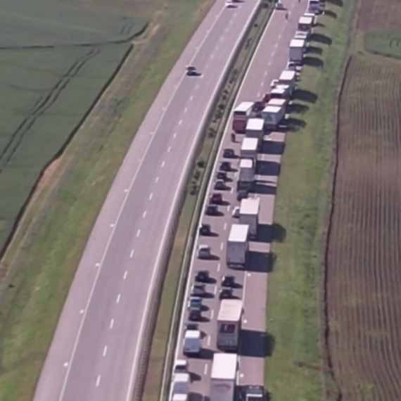 Kolaps na auto-putu Subotica–Novi Sad; Prevrnuo se kamion – formiraju se kilometarske kolone FOTO/VIDEO