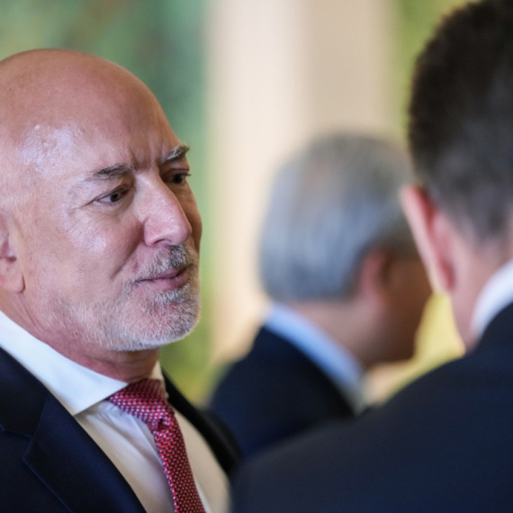 Bezos: "AI će u budućnosti stvoriti više radnih mesta nego što će ih ukinuti"