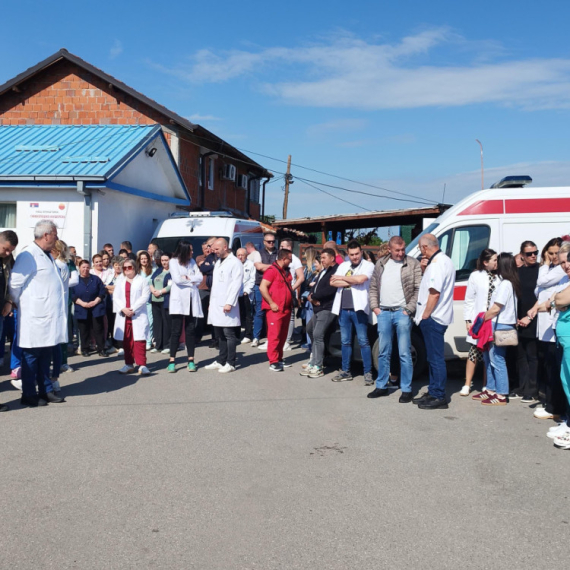 U Gračanici mirni skupovi Srba; Podrška uhapšenim kolegama FOTO