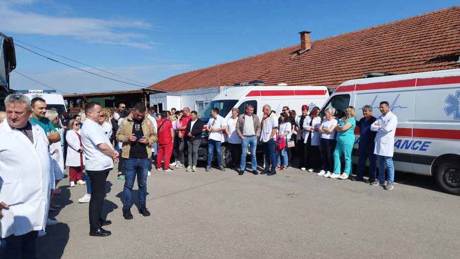 U Gračanici mirni skupovi Srba; Podrška uhapšenim kolegama FOTO