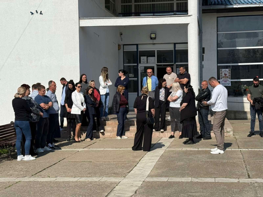 U Gračanici mirni skupovi Srba; Podrška uhapšenim kolegama FOTO