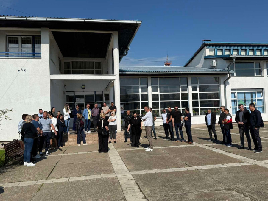 U Gračanici mirni skupovi Srba; Podrška uhapšenim kolegama FOTO