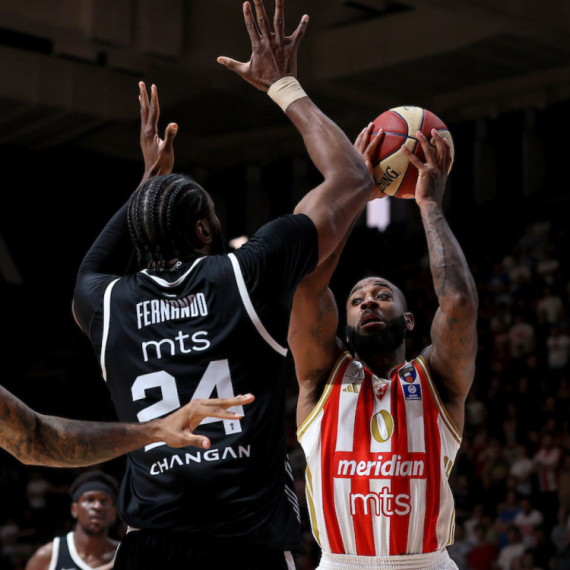 "Tvrdo" u derbiju, dve trojke Bolomboja – Partizan vodi