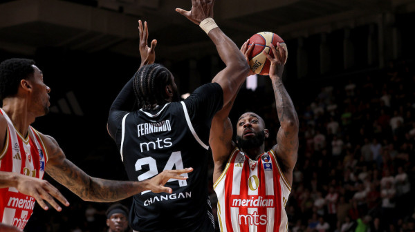 "Tvrdo" u derbiju, dve trojke Bolomboja – Partizan vodi