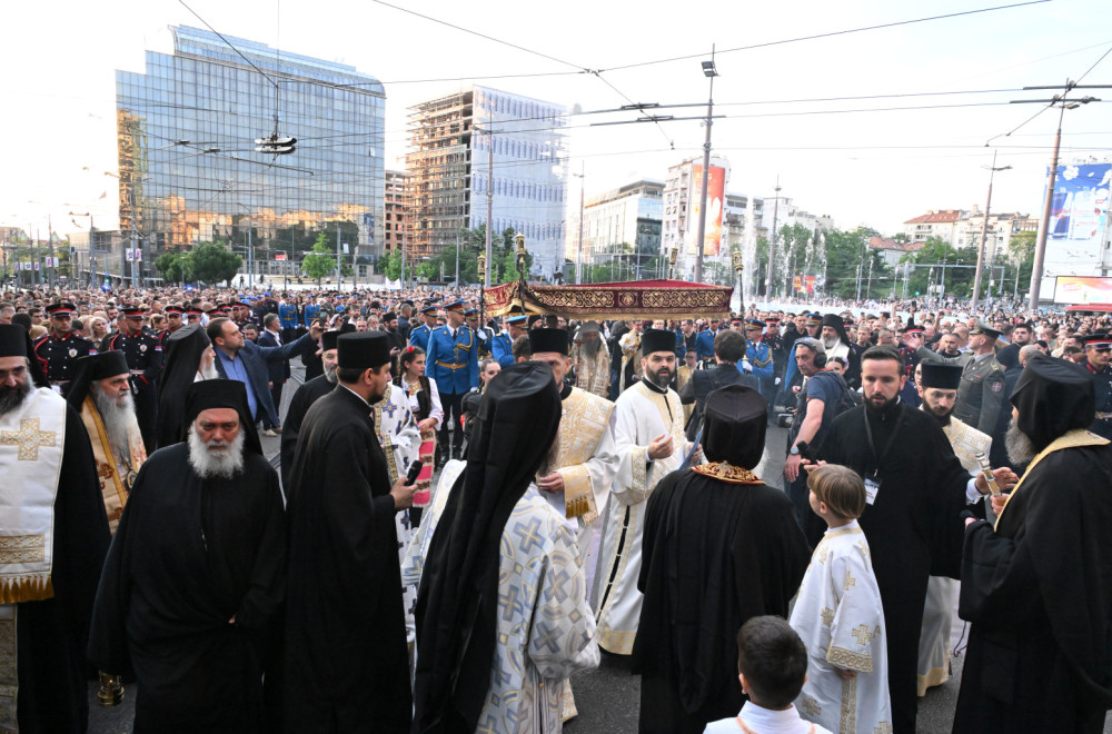 Veliki blagoslov za Srbiju: Vernici satima čekaju da se poklone Pojasu Presvete Bogorodice FOTO/VIDEO