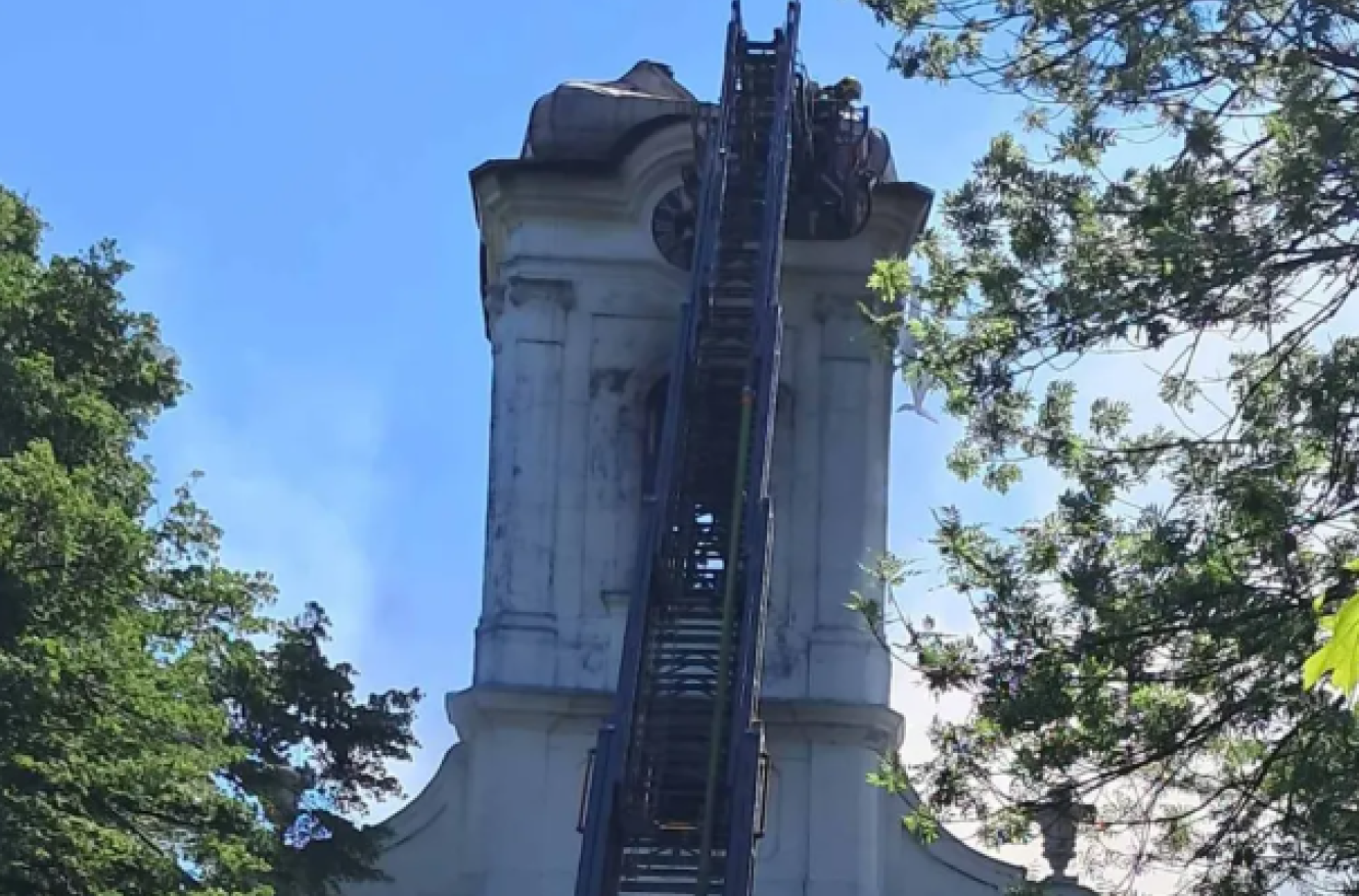 Ugašen veliki požar na crkvi kod Zrenjanina: Iz svetinje spasene ikone i vredni predmeti FOTO/VIDEO