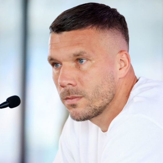 Podolski kači kopačke o klin