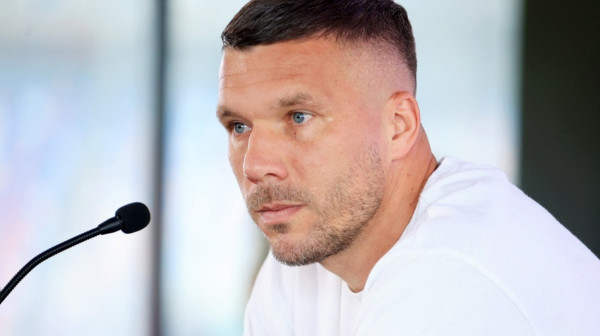 Podolski kači kopačke o klin