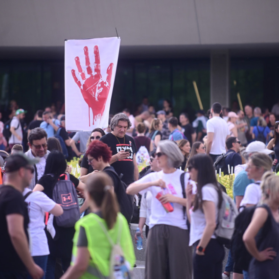 Vandalizam blokadera: Pokušali da skinu transparent "Srbija pobeđuje"