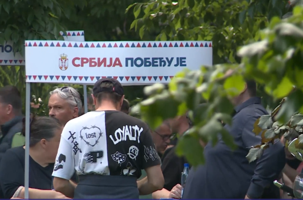 U Pionirskom parku skup podrške Aleksandru Vučiću; Okupio se veliki broj građana; "Srbija pobeđuje"