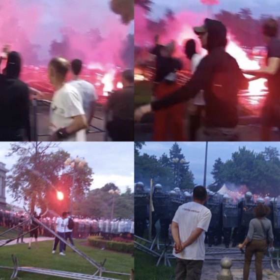 Potpuni haos u centru Beograda, blokaderi bakljama napali policiju FOTO/VIDEO