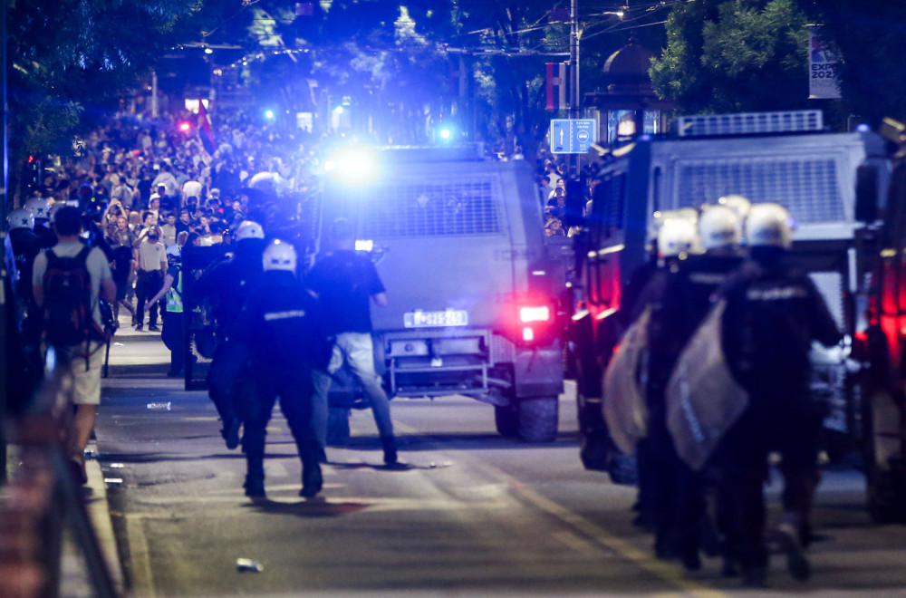 Jezivo: Osvanuo snimak policajca kome su blokaderi razbili glavu VIDEO