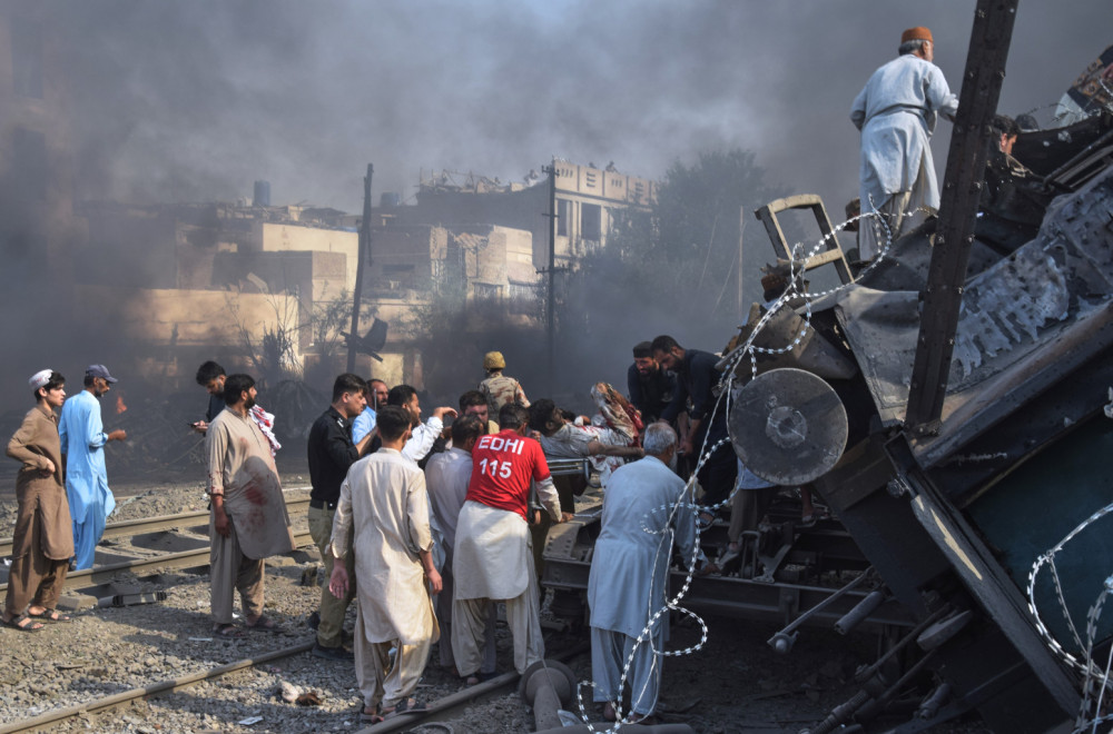 Tragedija na pruzi: Eksplodirao voz u Pakistanu; Broj mrtvih raste FOTO/VIDEO