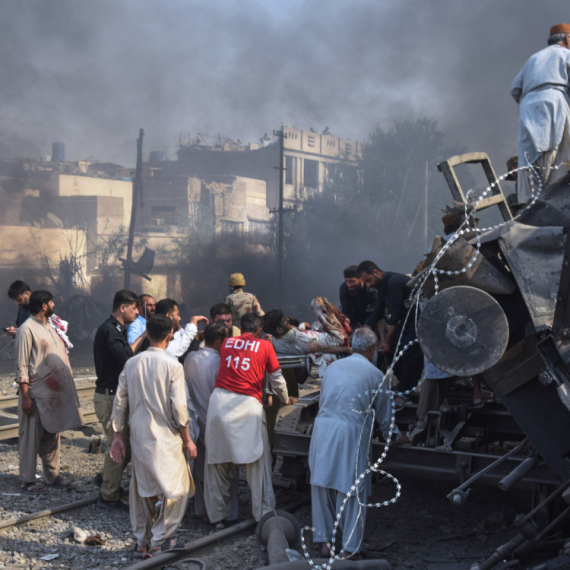 Tragedija na pruzi: Eksplodirao voz u Pakistanu; Najmanje 16 mrtvih FOTO/VIDEO