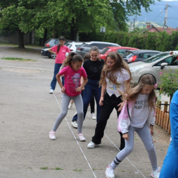 Deca se igraju lastiša i klikera u dvorištu: Lepa slika iz jedne škole u Čačku FOTO