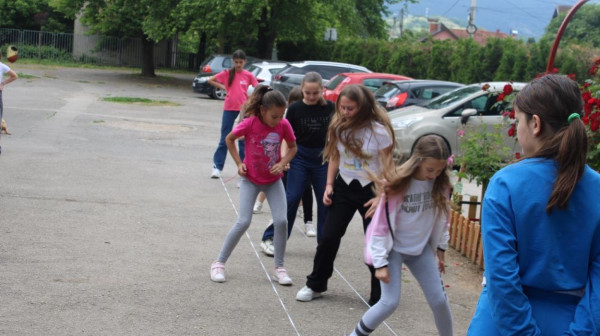 Deca se igraju lastiša i klikera u dvorištu: Lepa slika iz jedne škole u Čačku FOTO