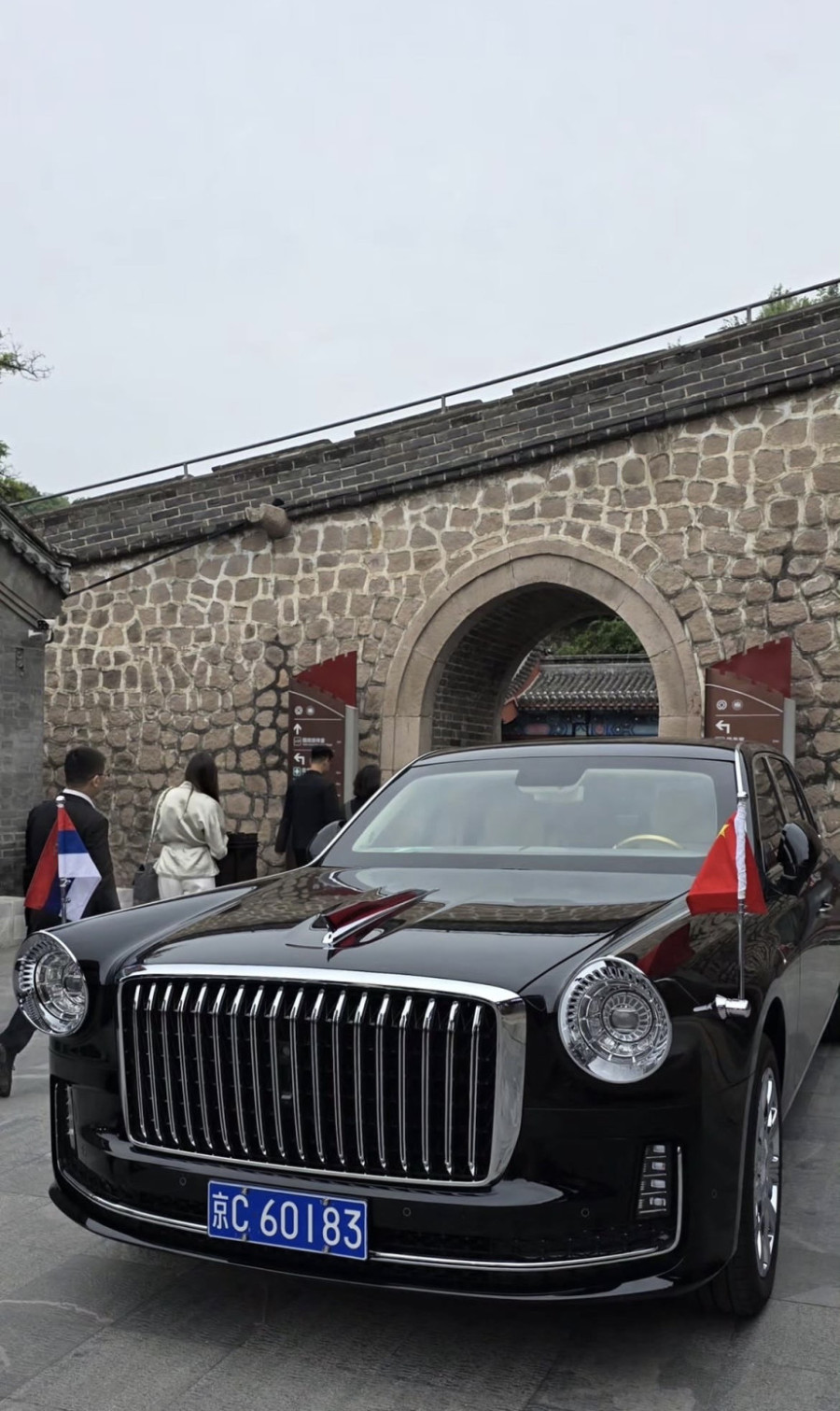Velika čast za predsednika Srbije; Evo koji automobil je Si obezbedio za Vučića FOTO