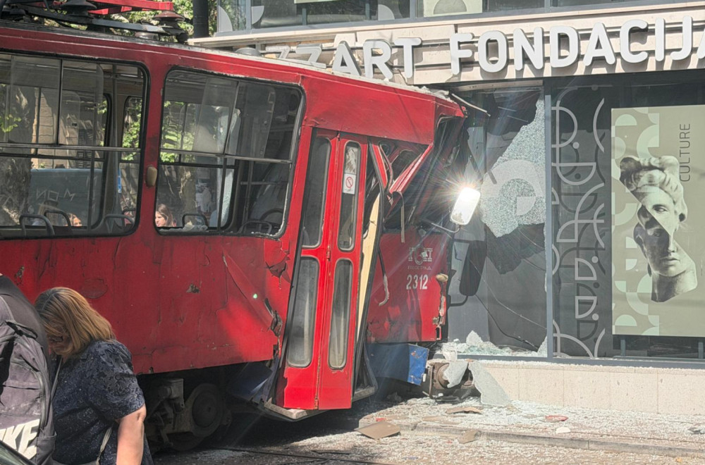 Tramvaj izleteo iz šina i udario u izlog: Povređeno više ljudi FOTO/VIDEO