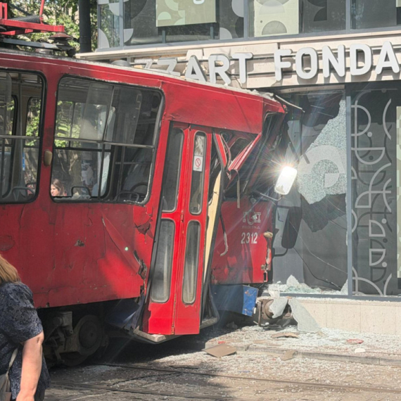 Tramvaj izleteo iz šina i udario u izlog: Povređeno više ljudi FOTO/VIDEO