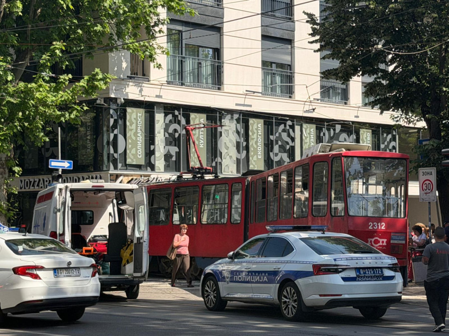 Tramvaj izleteo iz šina i udario u izlog: Povređeno više ljudi FOTO/VIDEO