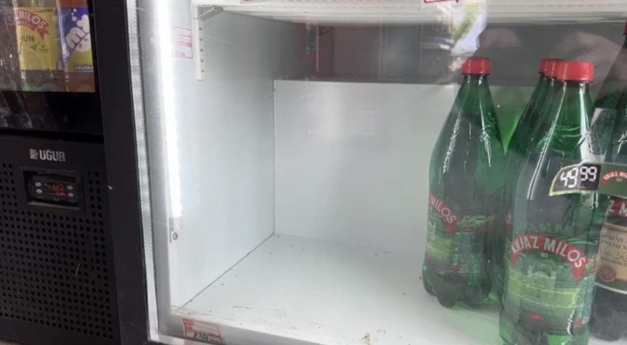 Za pola sata prodato preko 30 paketa vode: Panika u Čačku zbog nestašice; Tokom dana ispražnjeni rafovi FOTO